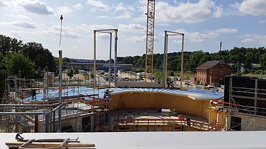 Foto der Holzbaumontage des Globe Theaters Coburg.
