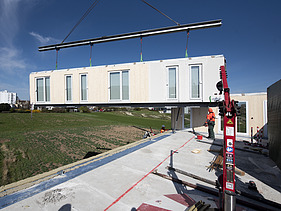 Foto der Montage von LENO-ADD-Holzbauelementen, auf der Baustelle Quartier Hangweide in Kernen
