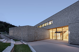 Foto von dem Besucherzentrum in Ruhestein, Außenaufnahme bei Dämmerung.