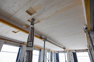 Foto einer LENO-Brettsperrholz-Decke auf der Baustelle CARL in Pforzheim.