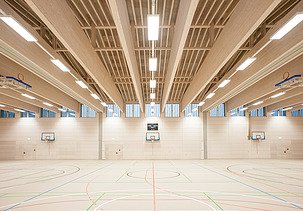 Photo of the sports hall of the high school in Diedorf. Timber construction inside the hall.