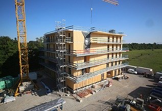 Foto eines mehrgeschossigen Holzbaus bei der Montage.