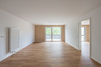 Modulare Bauweise MOLENO. Projekt Joseph-Stiftung in Bayreuth Foto eines leeren Innenraumes mit weißen Wänden und LENO-ADD-Außenwänden. Gebaut mit dem MOLENO-Konzept.