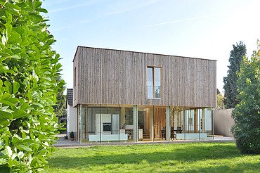 Wohnhaus-Anbau Aachen Foto eines Holzhauses mit Flachdach. LENO-BSP.