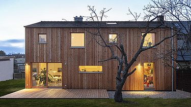 Foto eines modernen Holzhauses. Abenddämmerung.
