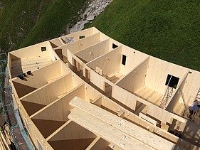 Foto der Holzbaumontage des Waltenberger Haus in Oberstdorf. LENO-BSP-Elemente.