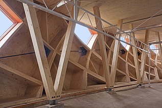 Foto des Innenraums der eiartigen Holzskulptur der Floriade in Venlo.