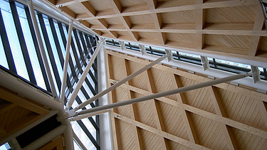 Foto des Gerichtshofs in Antwerpen von Innen. Zu sehen ist die Holzkonstruktion der Dachspitze.