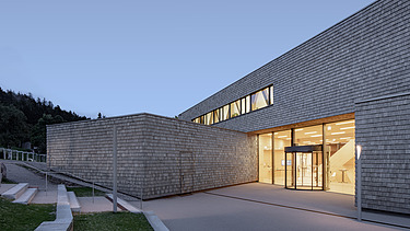 Foto von dem Besucherzentrum in Ruhestein, Außenaufnahme bei Dämmerung.