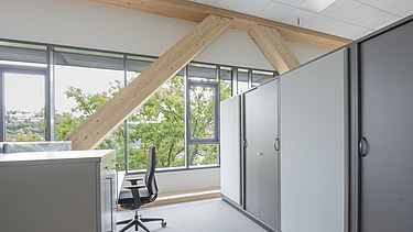 Foto von innenliegenden BSH-Fachwerkträgern im Projekt Landratsamt in Calw.