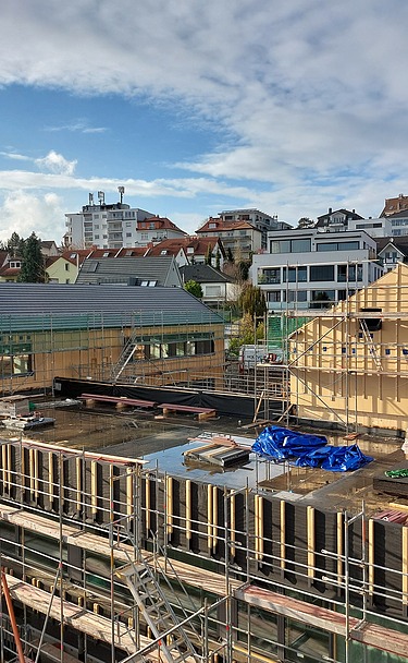 Exterior shot of the Schule am Hang, Frankfurt. You can see a large building.