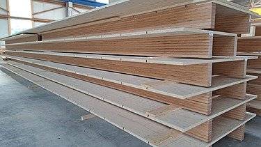 Foto eines Stapels mit Rippenelementen in der Produktionshalle von ZÜBLIN Timber.