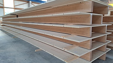Photo of a stack of ribbed elements in the ZÜBLIN Timber production hall.