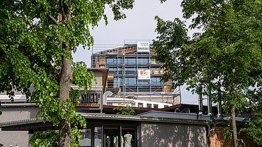 Photo of the Maisel Bros. brewery in Bayreuth. You can see the wooden extension from a distance.