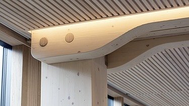Photo of a detail of the interior of Finansparken Bjergsted, Stavanger. Wooden beams and wooden ceiling.
