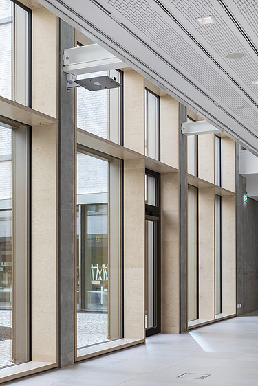 Interior photo of the Vinzenz Pallotti School in Friedberg. You can see a timber mullion and transom façade.