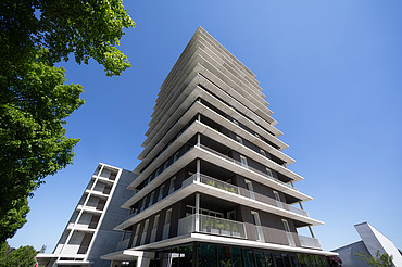 Foto des Hochhauses CARL aus Pforzheim. Man sieht ein Gebäude mit Holzfassade.