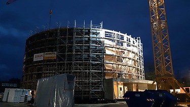 Nachtaufnahme des Rohbaus aus Holz des Globe Theaters Coburg.
