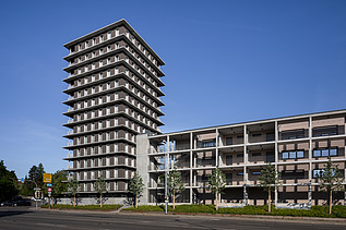 Foto des Holzgebäudes CARL in Pforzheim. Man sieht eine Außenaufnahme mit brauner Holzfassade.