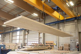Foto eines großen LENO-Brettsperrholzelements in der Produktion, am Kran