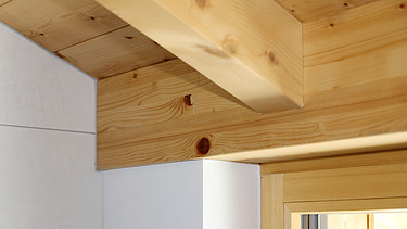 Foto eines Wohnhauses aus LENO-Brettsperrholz. Detailbild Wand/Decke.