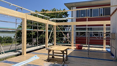 Foto der Montage des Büroneubaus von ZÜBLIN in Langenargen.