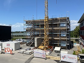 Foto der Montage des Büroneubaus von ZÜBLIN in Langenargen.