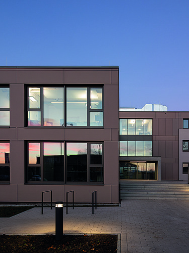 Foto eines Gebäudes mit Flachdach. Standort ZÜBLIN Neu-Ulm.