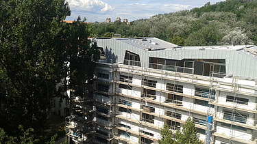 Foto eines mehrgeschossigen Gebäudes. Aufstockung aus Holz.