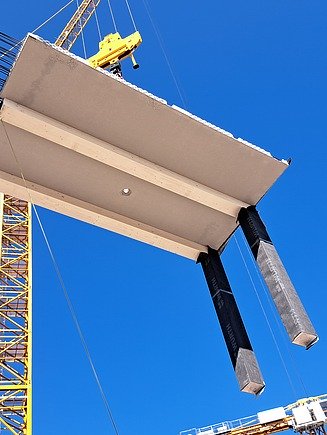 The prefabricated assemblies from the Aichach plant are lifted into the solid construction. 