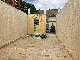 Foto der Holzbaumontage in der Stendaler Straße in Berlin. Man sieht LENO-Brettsperrholzelemente.