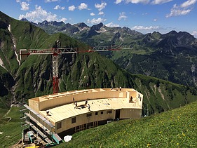 Foto der Holzbaumontage des Waltenberger Haus in Oberstdorf. LENO-BSP-Elemente.