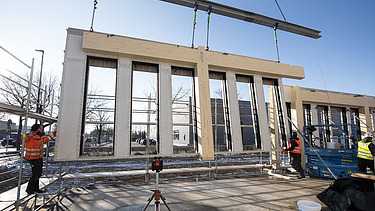 Photo of a timber frame construction element during the assembly of the new T3 office building from ZÜBLIN Timber in Aichach.