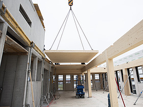 Foto der Montage eines LENO-Deckenelements des Büroneubaus von ZÜBLIN Timber in Aichach.