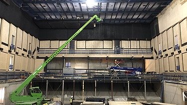 Foto der Montage der Akustikelemente aus Holz im Innenbereich. Projekt Interimsspielstätte Gasteig in München. 
