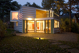 Foto eines modernen Holzhaus. LENO-BSP. Abendstimmung.