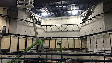 Foto der Montage der Akustikelemente aus Holz im Innenbereich. Projekt Interimsspielstätte Gasteig in München. 