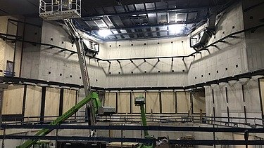 Photo of the installation of the wooden acoustic elements in the interior. Interim venue Gasteig project in Munich. 
