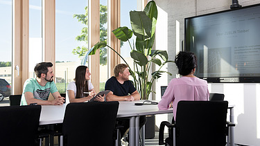 Career ZÜBLIN Timber Photo of four people in the meeting room.