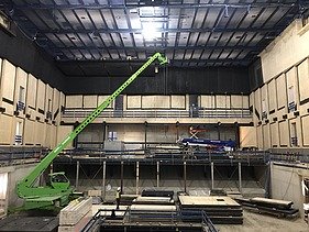 Foto der Montage der Akustikelemente aus Holz im Innenbereich. Projekt Interimsspielstätte Gasteig in München. 