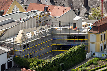 Foto der Montage von LENO-Brettsperrholzelementen. Aufstockung in Ingolstadt.