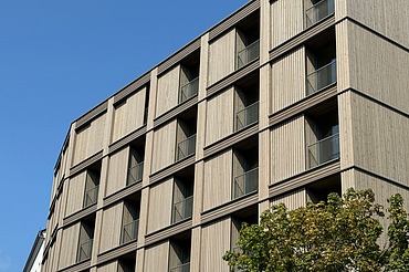 Stendaler Straße, Berlin Foto der mehrgeschossigen Wohnanlage in der Stendaler Straße Berlin. Man sieht ein hohes Gebäude mit Holzfassade.