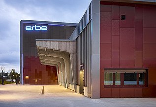 Erbe Elektromedizin Rangendingen Foto eines Holzgebäudes mit roter Fassade.