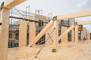 Photo of Witten University from the outside. You can see the assembly of the glulam beams and timber elements.