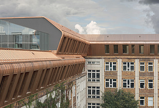 Aufstockung Metropolitan School Berlin Foto der Holzaufstockung Metropolitan School Berlin. Zu sehen ist ein großes mehrgeschossiges Gebäude.