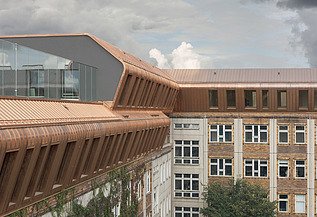 Extension of Metropolitan School Berlin Photo of the wooden extension to the Metropolitan School Berlin. You can see a large multi-storey building.