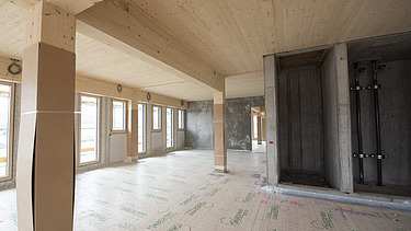 Rohbaufoto des Bürogebäudes von ZÜBLIN Timber. LENO-Brettsperrholzdecke, BSH-Stützen.