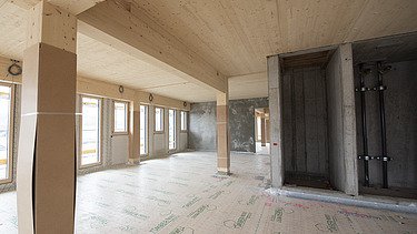 Shell construction photo of the ZÜBLIN Timber office building. LENO cross-laminated timber ceiling, glulam columns.