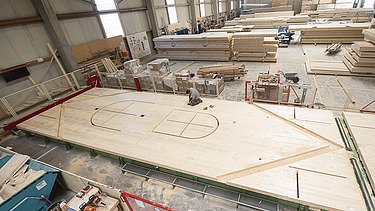 Photo of LENO cross-laminated timber elements in the ZÜBLIN Timber production hall.