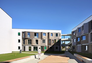 Photo of the Adlershof student village in Berlin. You can see several wooden buildings.